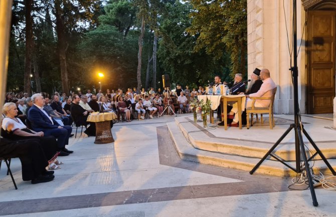 Krivokapić prisustvovao promociji knjige o Amfilohiju i Atanasiju: Hvala na bratskoj dobrodošlici