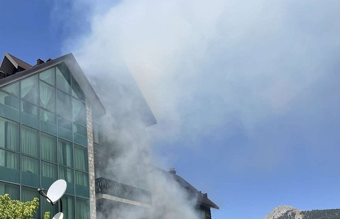 Cetinjskim vatrogasacima pomažu vojni helikopteri u Katunskoj nahiji, vatra prijeti kućama