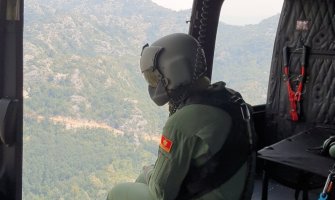 Vojska gasi požare širom CG: Pogledajte kako pomažu vatrogascima(FOTO)(VIDEO)