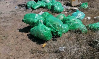 Nedopustivo zatrpavanje otpadom zaleđa Velike plaže