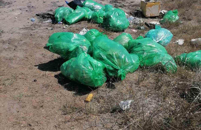 Nedopustivo zatrpavanje otpadom zaleđa Velike plaže