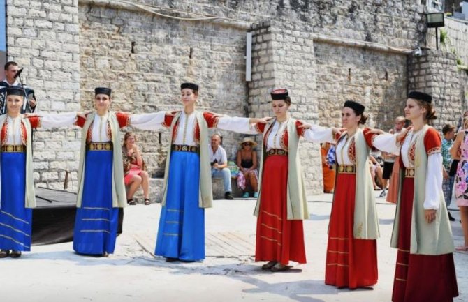 Mitropolit Joanikije otvorio 8. “Trg od ćirilice” u Herceg Novom