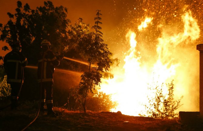 Požar kod francuske rivijere, hiljade ljudi evakuisano