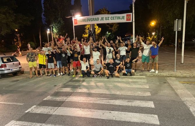 Danilovgrađani šalju podršku Cetinju i brane transparent