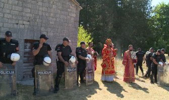 Policija:  Mitropolija u cilju smirivanja tenzija donijela odluku da ne služi liturgiju