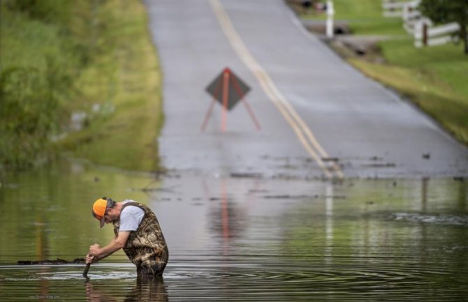 Poplave u Americi, poginulo najmanje deset osoba