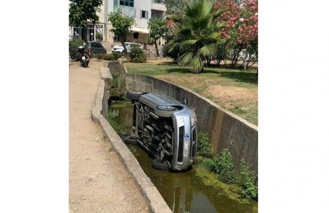 Budva: Pokušala da se parkira, pa upala u kanal