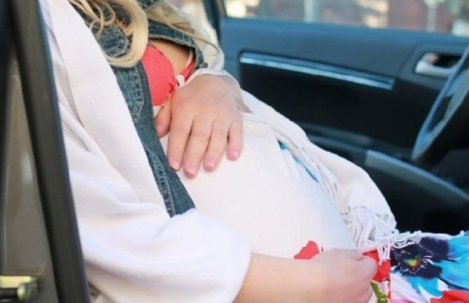 24-godišnji Kolašinac porodio suprugu u automobilu na putu do bolnice