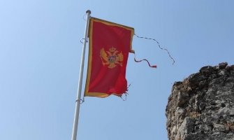Oštećena crnogorska zastava na Lesendru