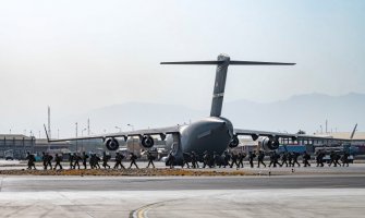 Beba rođena na letu iz Avganistana dobila ime po američkom avionu