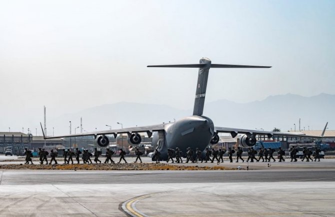 Beba rođena na letu iz Avganistana dobila ime po američkom avionu