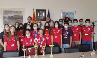 Plivanje važna fizička aktivnost, pogodna za sve, bez obzira na starosnu dob