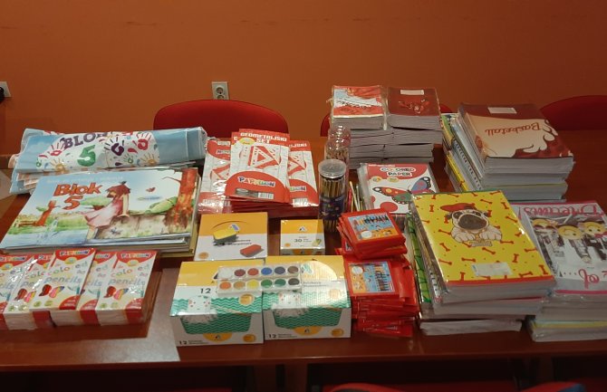 Odbornički Klub Demokrata Bar obezbijedio školski pribor za one kojima je najpotrebniji