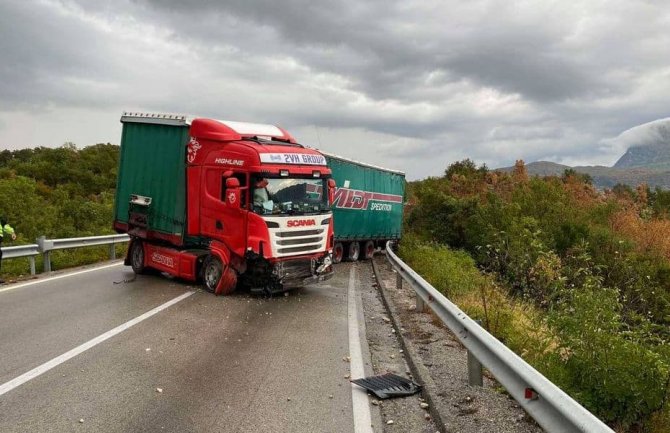 Zatvoren put Nikšić - Bogetići, šleper iskliznuo sa kolovoza