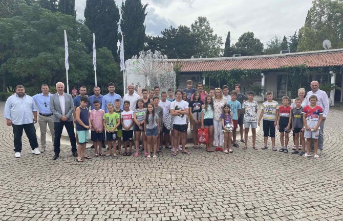 Uz podršku Carevića mališani iz Gračanice ljetuju u Budvi