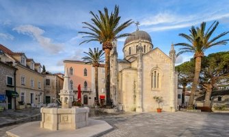 Majice sa likom Svetog Petra Cetinjskog smetale, a magneti sa likovima ratnih zločinaca ne