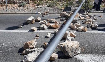 Građani probili blokade policije i blokirali put ka Cetinju (Video)