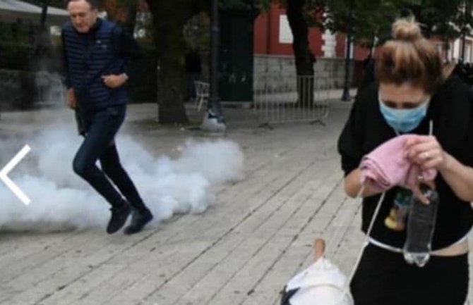 Na Krivokapića bačena šok bomba, lakše povrijeđen; Na Cetinje stigli Vujanović, Katnić...