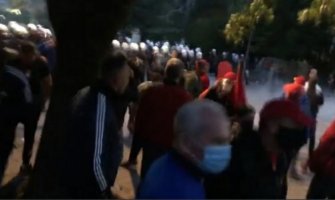Kabinet premijera: Demonstranti napali policiju; Prijestonica: Jedina istina je da se policija povukla pred građanima 