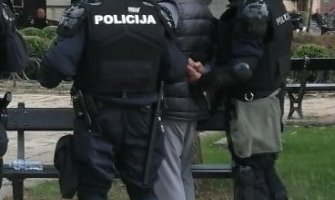 Privedeno osam osoba, povrijeđena dva policajca