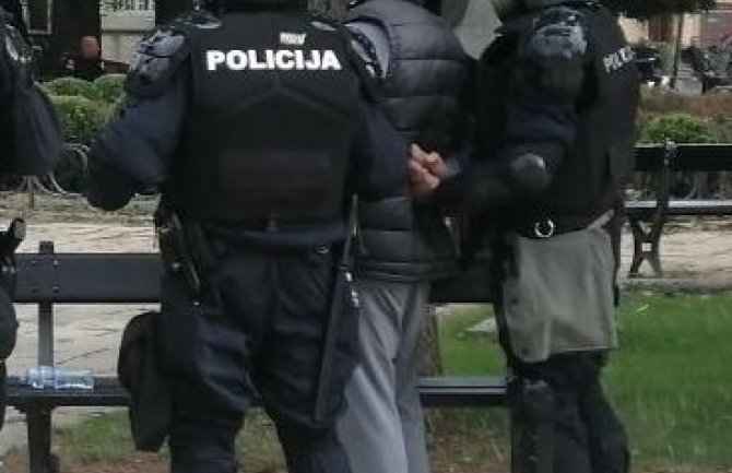 Privedeno osam osoba, povrijeđena dva policajca