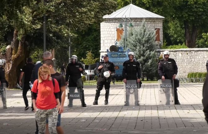 Cetinje: Situacija se smiruje, povrijeđeno oko 20-tak policajaca, demantuju da su korišćeni gumeni meci, put otvoren