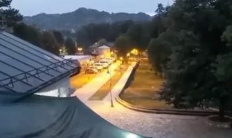 Nepoznati momci sa zidina Cetinjskog manastira kad je počelo gušenje bunta suzavcem: Počelo je! Aj’ pomozi Bože i Sveti Petar Cetinjski