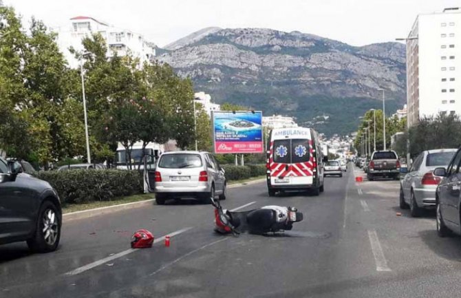 U sudaru automobila i motora povrijeđena ženska osoba