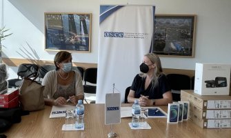 Od OEBS-a tri mobilna novinarska kompleta, dron, tri laptopa i dva desktop računara sa pratećim monitorima