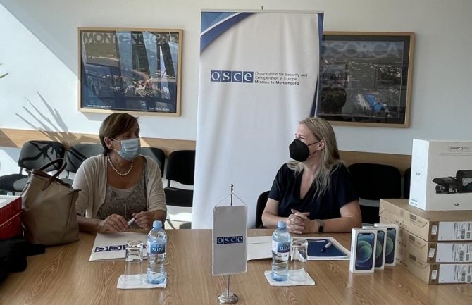 Od OEBS-a tri mobilna novinarska kompleta, dron, tri laptopa i dva desktop računara sa pratećim monitorima