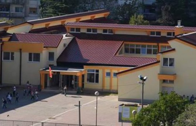 Učenik bio žrtva proganjanja nepoznate osobe, roditelji traže školskog policajca