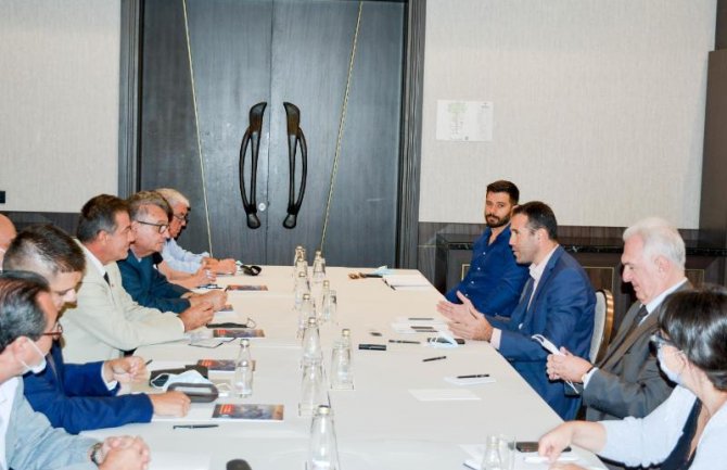 Uspostaviti avio liniju i biznis relacije između Krajove i Crne Gore