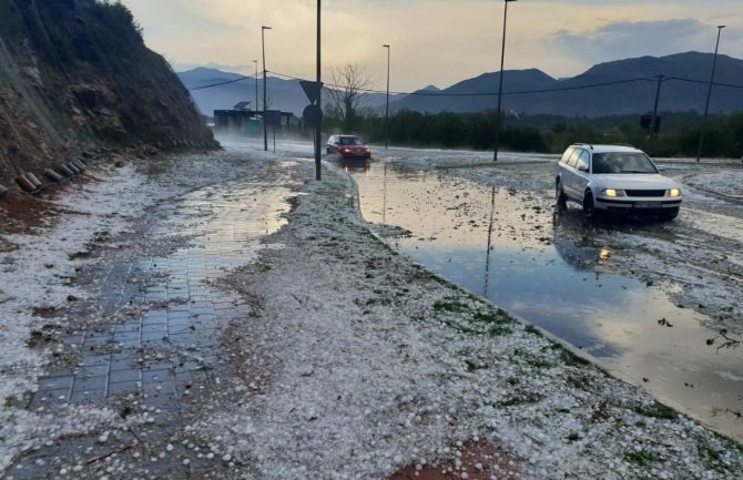 Nevrijeme u više opština, grad u Tivtu oštetio krovove, automobile... (Foto)