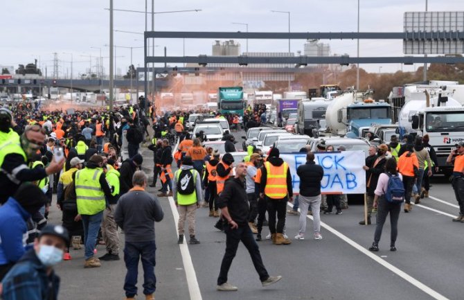 Melburn:  Policija upotrijebila biber sprej i gumene metke da rastjera demonstrante, protivnike obavezne antikovid vakcine 