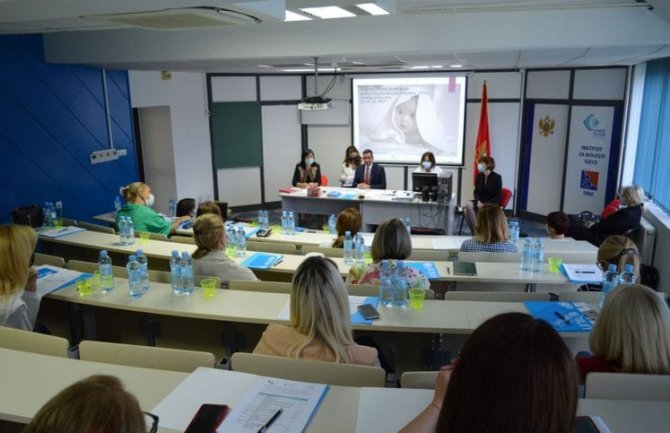 Neophodno poboljšati podršku koju majke dobijaju od zdravstvenih radnika u dojenju