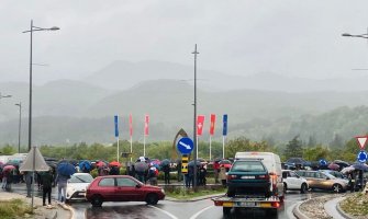 Na Cetinju protest zbog hapšenja Kaluđerovića, blokiran kružni tok