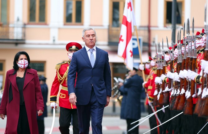 Đukanović dočekan u Gruziji sa najvišim vojnim i državnim počastima