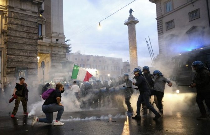 Žestoki sukobi u Italiji zbog kovid propusnica: Demonstranti umalo stigli do sjedišta Vlade, policija koristila suzavce i vodene topove