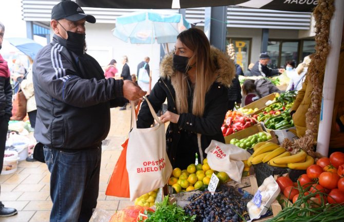 Na bjelopoljskoj pijaci dijelili eko cegere: Cilj smanjiti upotrebu plastičnih kesa 