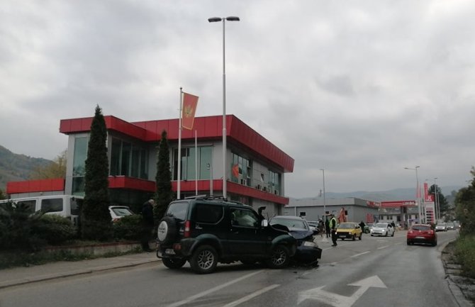 Saobraćajna nezgoda u Bijelom Polju: Sudarila se dva automobila (FOTO)