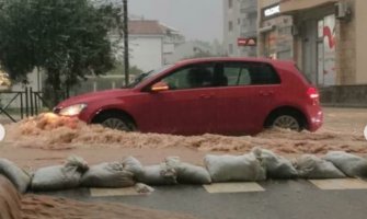 Poplavljene ulice u Budvi, otežano kretanje vozila(VIDEO)