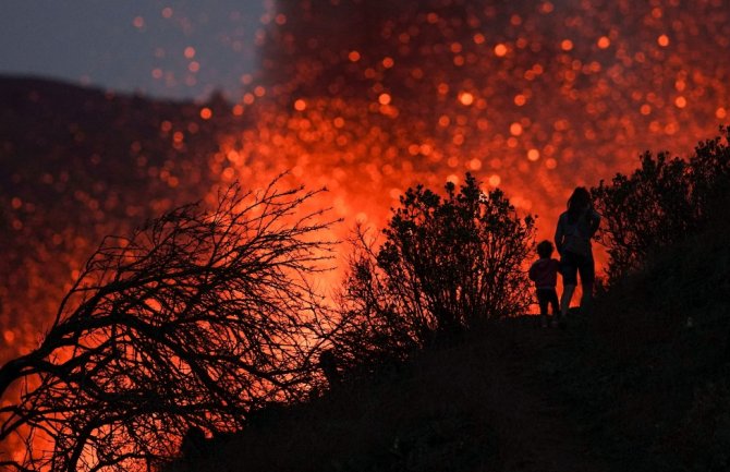 Erupcija vulkana na La Palmi ne odustaje, turisti masovno dolaze da vide prirodni fenomen