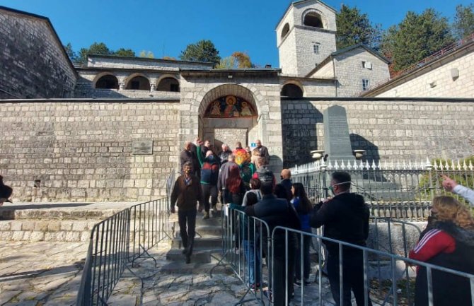 Vjernici CPC Jonikiju ispred Cetinjskog manastira: Nijesi dostojan 