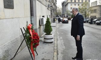 Krivokapić položio vijenac kraj spomen-ploče Đinđiću, poručio da će se saglasiti sa svakom odlukom skupštinske većine u cg parlamentu