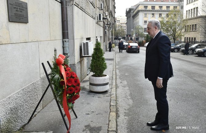 Krivokapić položio vijenac kraj spomen-ploče Đinđiću, poručio da će se saglasiti sa svakom odlukom skupštinske većine u cg parlamentu