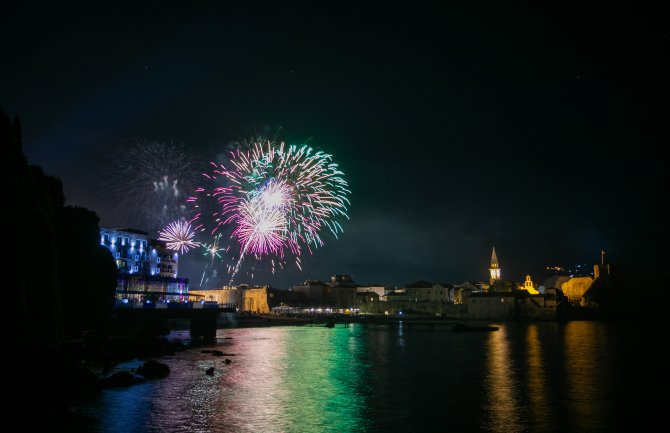 Nova godina u Budvi uz Gibonnia i Lepa Brenu