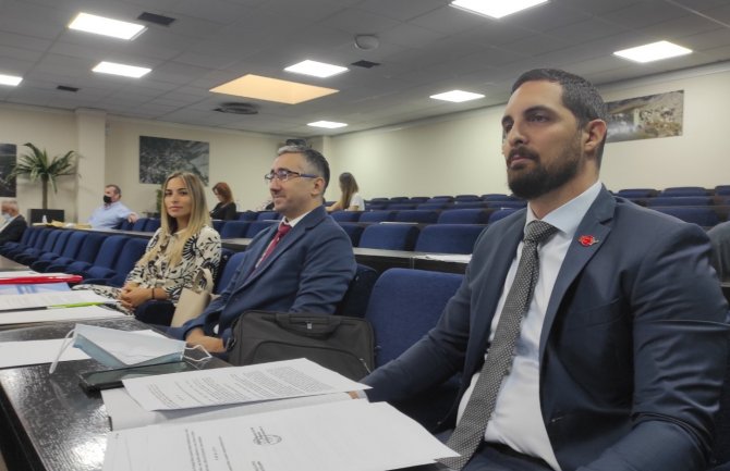 Demokrate Bar: Novac za novogodišnje slavlje preusmjeriti za liječenje Željka i Marka