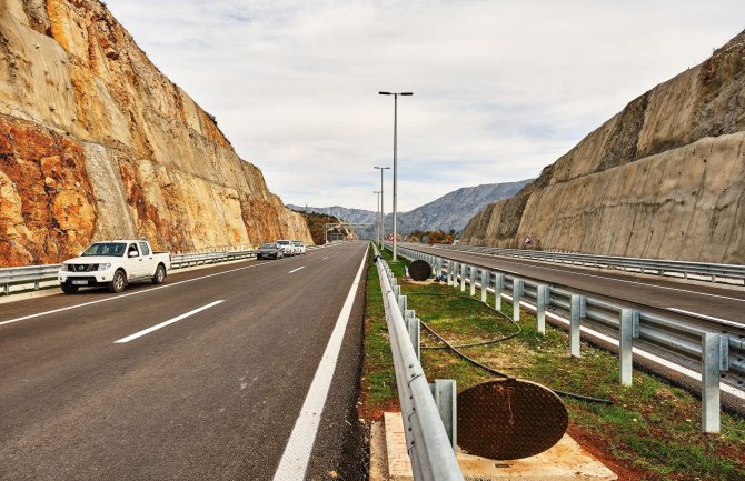 Pogledajte kako teku završni građevinski radovi na kompletnoj dionici autoputa Smokovac - Mateševo