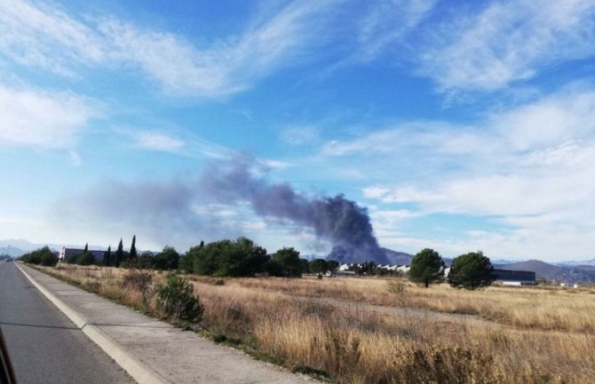 Podgorica: Požar velikih razmjera kod KAPa lokalizovan, velika materijalna šteta