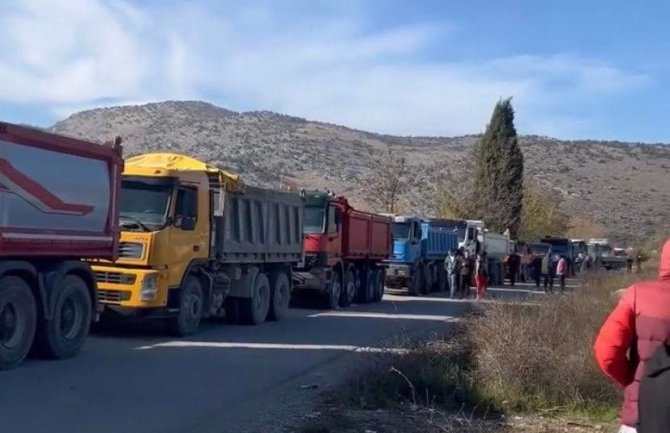 Traže rješenje da šljunak iz Morače vade legalno